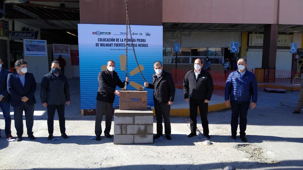 La primera piedra de la mencionada construcción fue colocada de manera simbólica por Flores Amezcua, así como Miguel Ángel Riquelme Solís.