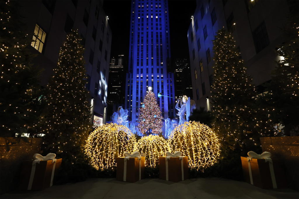 La ciudad de Nueva York inauguró este miércoles la época navideña con el tradicional encendido de luces del gigantesco árbol del Rockefeller Center, aunque este año, por el coronavirus, fue una ceremonia que solo pudieron ver en vivo un puñado de personas, mientras el resto de fanáticos de este evento debió seguirlo por televisión. (EFE)