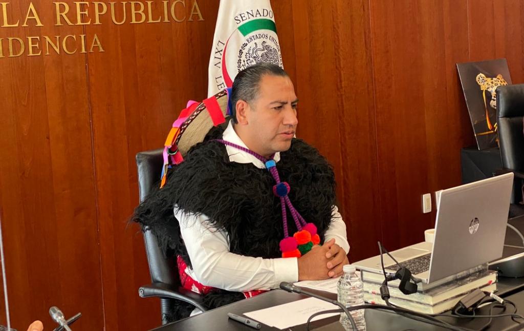 Eduardo Ramírez Aguilar, presidente del Senado, acudió este jueves a la sesión de la Cámara Alta portando una vestimenta tradicional del municipio de Tenejapa, Chiapas. (ESPECIAL)