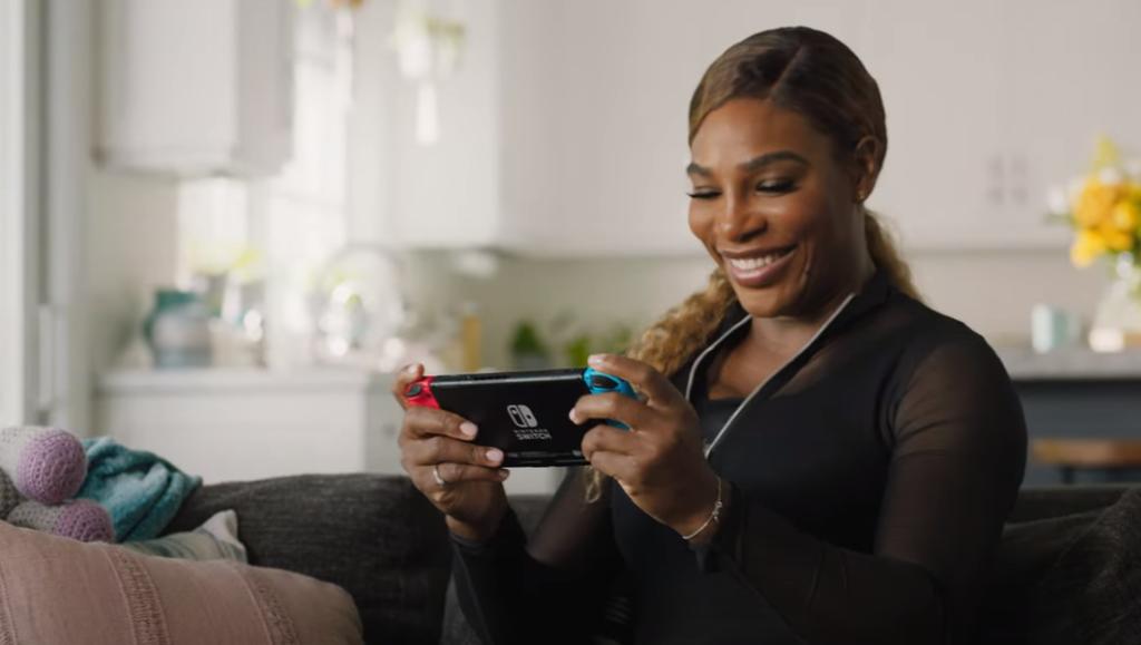 En el promocional, publicado en la cuenta oficial de Nintendo en Youtube, se puede ver a la tenista  jugando algunos de los lanzamientos para 2021 de la consola híbrida. (ESPECIAL)