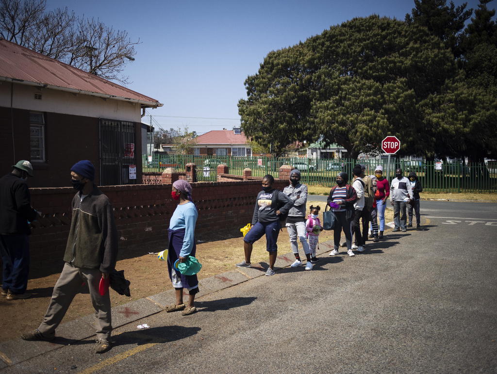 El presidente de Sudáfrica, Cyril Ramaphosa, confirmó este jueves que el país está experimentando señales de una segunda ola de COVID-19 y anunció un endurecimiento de las restricciones para los puntos del país que se identifiquen como grandes focos de infecciones. (ARCHIVO) 