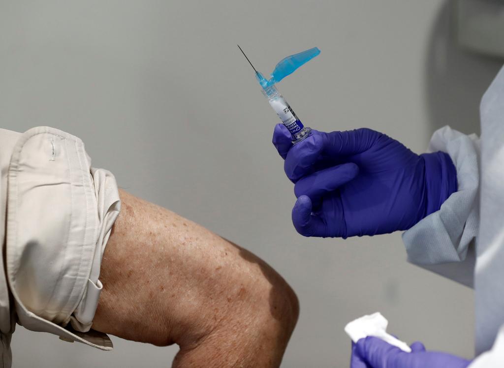 La farmacéutica estadounidense Moderna aseguró este jueves que la vacuna que ha desarrollado contra la COVID-19 tiene el potencial de otorgar inmunidad prolongada, y que espera tener listas 20 millones de dosis para su distribución en Estados Unidos este año. (ARCHIVO)
