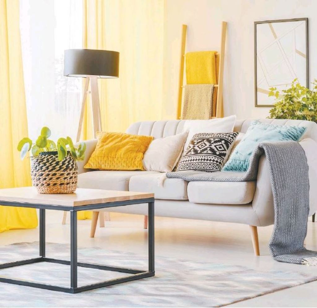 Para la sala es bueno decorar con colores cálidos que hagan sentir a tus invitados en su propio hogar. (AGENCIAS)