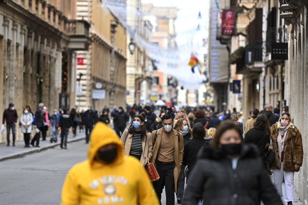 Italia registró 814 muertos con coronavirus en las últimas 24 horas, una cifra inferior a la de ayer, cuando hubo casi mil fallecidos, mientras se confirmaron 24,099 nuevos contagios, una cifra al alza en los últimos días. (ARCHIVO) 
