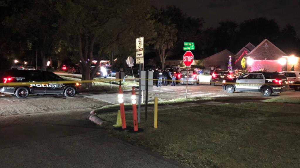 Más de dos docenas de personas —que la policía de Texas cree que estaban detenidas como parte de una posible operación de tráfico de personas— han sido retiradas de una casa en Houston, informaron las autoridades el viernes. (ESPECIAL) 