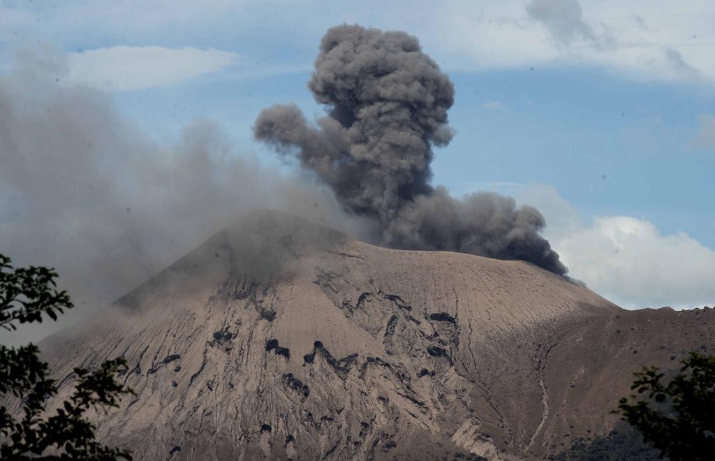 El Telica, que forma parte de la llamada 'cordillera volcánica' de Nicaragua, ha incrementado su actividad eruptiva en las últimas 48 horas, aunque de momento sus explosiones no representan peligro para la población, aunque sí daños en la salud, de acuerdo con las autoridades. (EFE)
