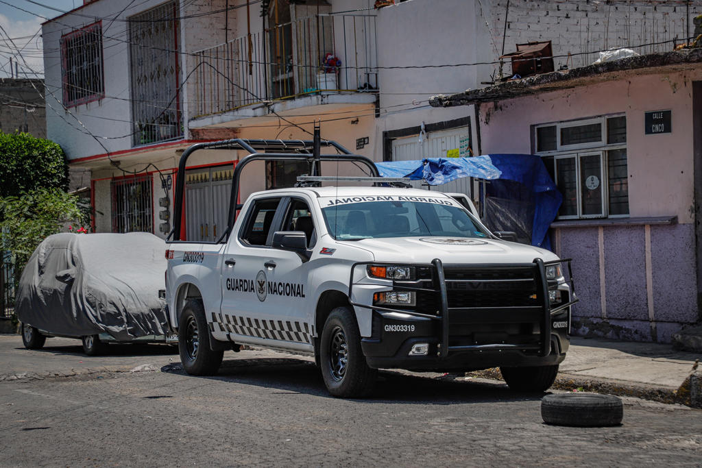 Una camioneta de la Guardia Nacional que avanzaba en reversa en una calle de la colonia Benito Juárez de Nezahualcóyotl, Estado de México, embistió y pasó por encima de una mujer de 74 años de edad, quien la tarde de este viernes está reportada como grave. (ARCHIVO)