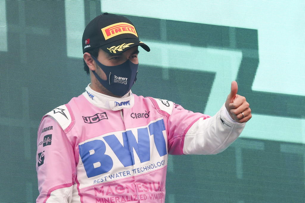 El mexicano Sergio Pérez (Racing Point), que este viernes marcó el tercer tiempo en los entrenamientos libres para el Gran Premio de Sakhir, el penúltimo del Mundial de Fórmula Uno, manifestó en Baréin que es 'optimista' y que cree que pueden 'aspirar a un gran resultado'. (ARCHIVO)
