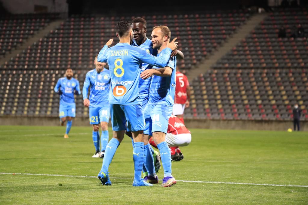 Marsella derrotó el viernes 2-0 a Nimes con un tanto de Darío Benedetto y avanzó al segundo puesto de la liga francesa, pese al aplazamiento de uno de sus encuentros anteriores en la campaña. (ESPECIAL)