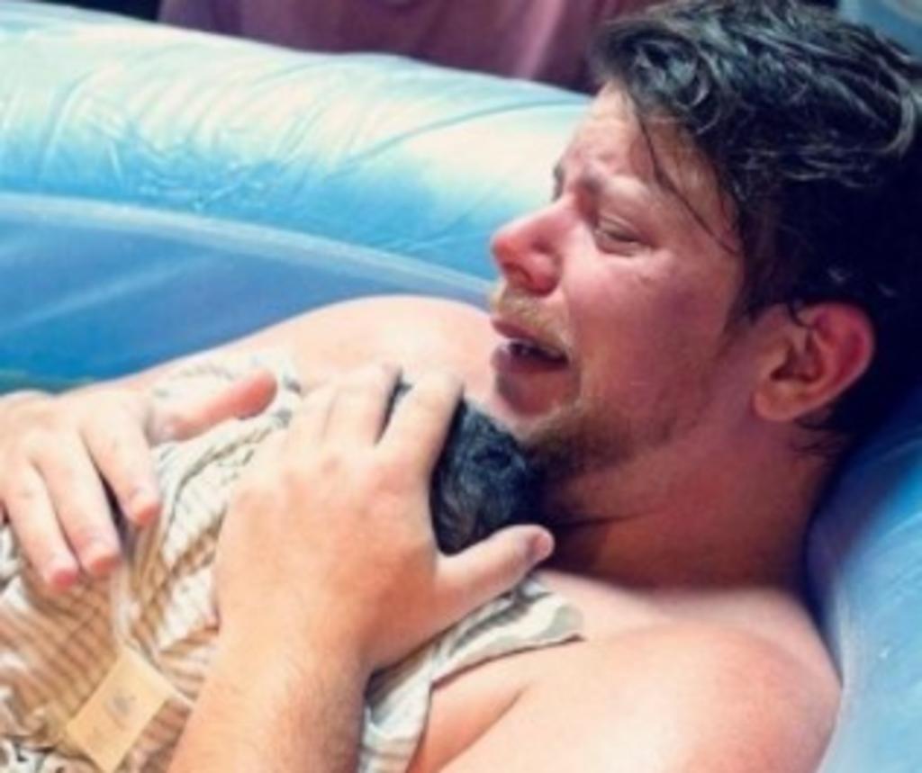 Danny Wakefield, un hombre trangénero de 38 años de edad, se volvió viral tras compartir el conmovedor momento en el que da a luz a su pequeña bebé. (Especial) 