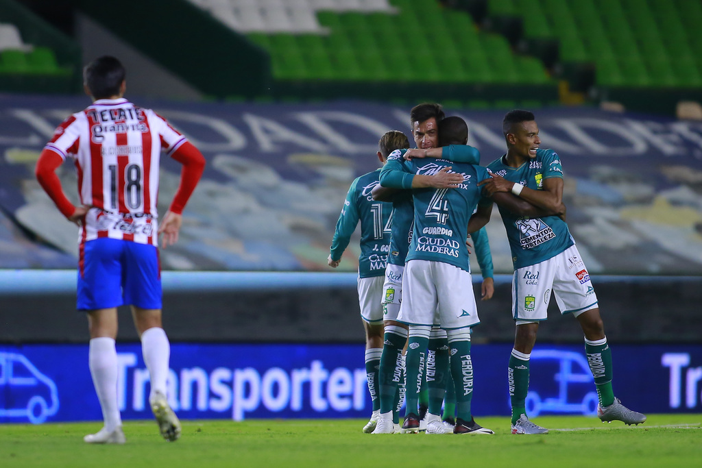 Jugadores de León celebran luego del triunfo 1-0 sobre las Chivas, con lo que aseguraron su lugar en la gran final del Guardianes 2020.