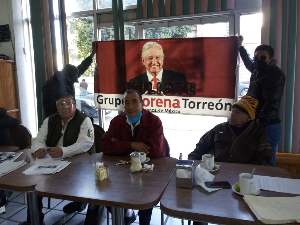 Militantes de Morena en Torreón manifestaron sus opiniones respecto a las elecciones del próximo año. (PRIMITIVO GONZÁLEZ)