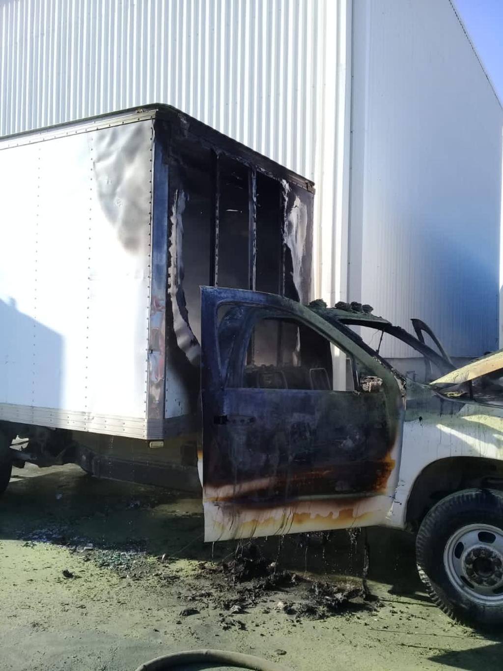 El fuego fue controlado y se estableció como causa probable de la conflagración un corto circuito en el tablero de la camioneta.