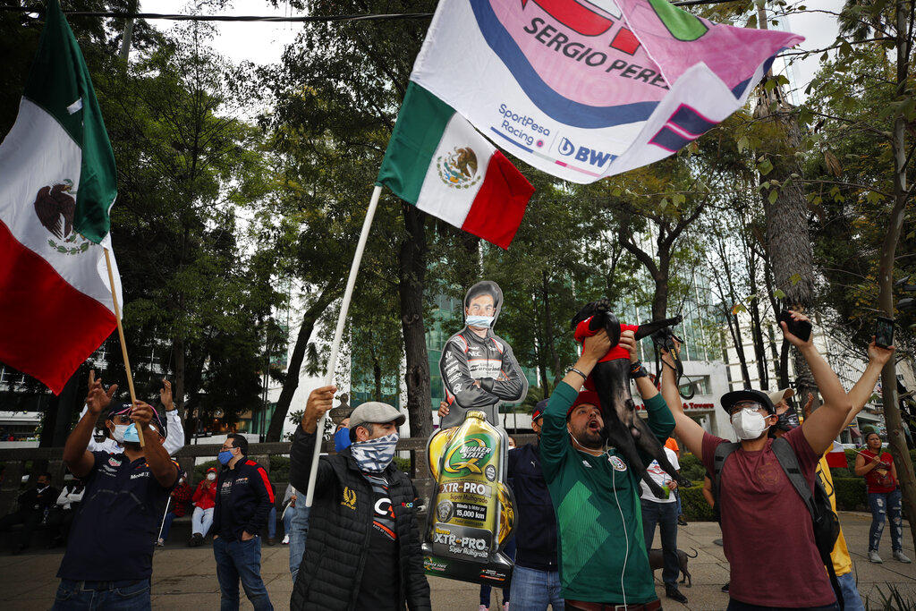 El triunfo del piloto mexicano Sergio Pérez en el Gran Premio de Sakhir de la Fórmula Uno despertó la alegría de sus fanáticos en su país natal, quienes organizaron celebraciones en la capital. (AGENCIAS)
