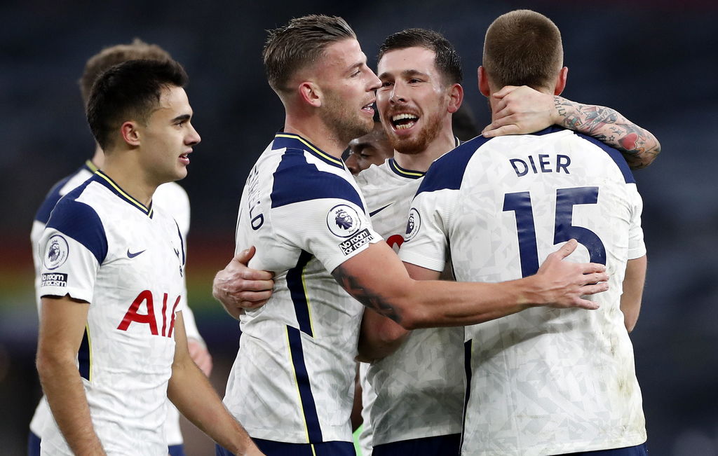 Tottenham se impuso 2-0 al Arsenal para llegar a 24 puntos y volver a la cima de la Premier, superando por diferencia de goles a Liverpool. (EFE)