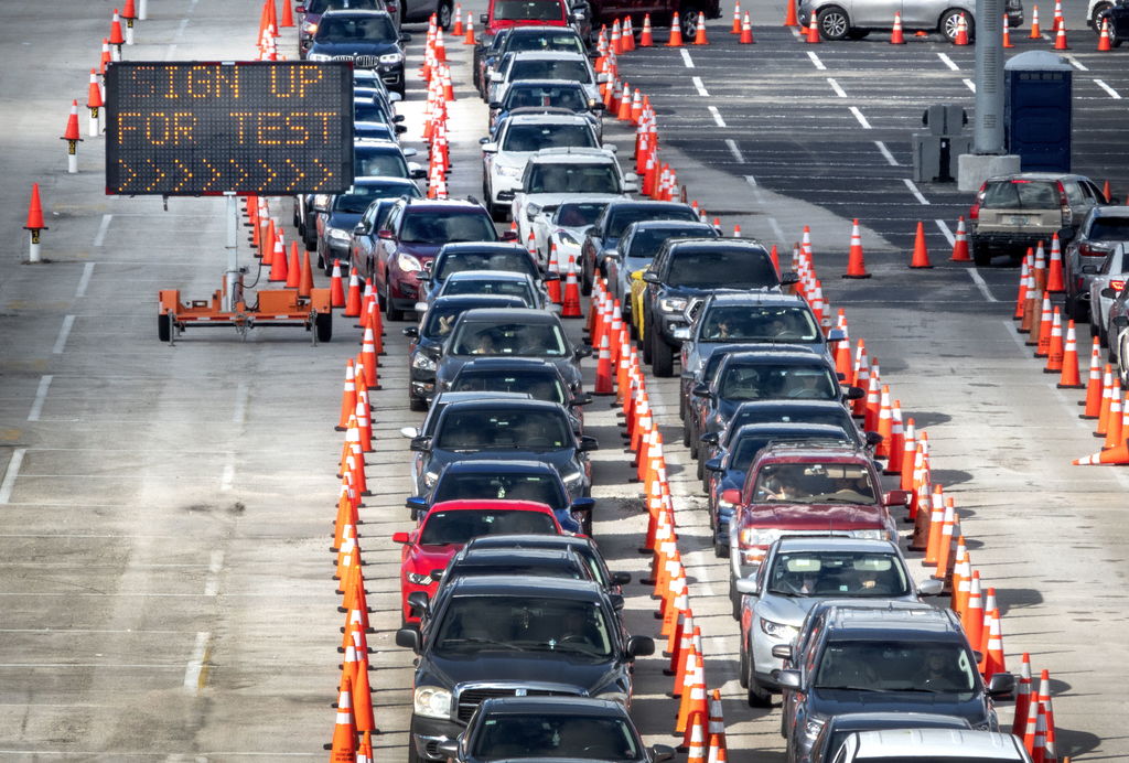 En la imagen se observa la fila de personas para realizarse la prueba de COVID-19 en Miami, Florida. (EFE) 
