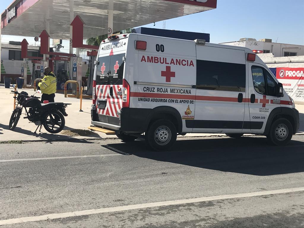 Paramédicos de la Cruz Roja arribaron al lugar para atender al motociclista y a una femenina que viajaba como acompañante en el automóvil sedán. (EL SIGLO DE TORREÓN)