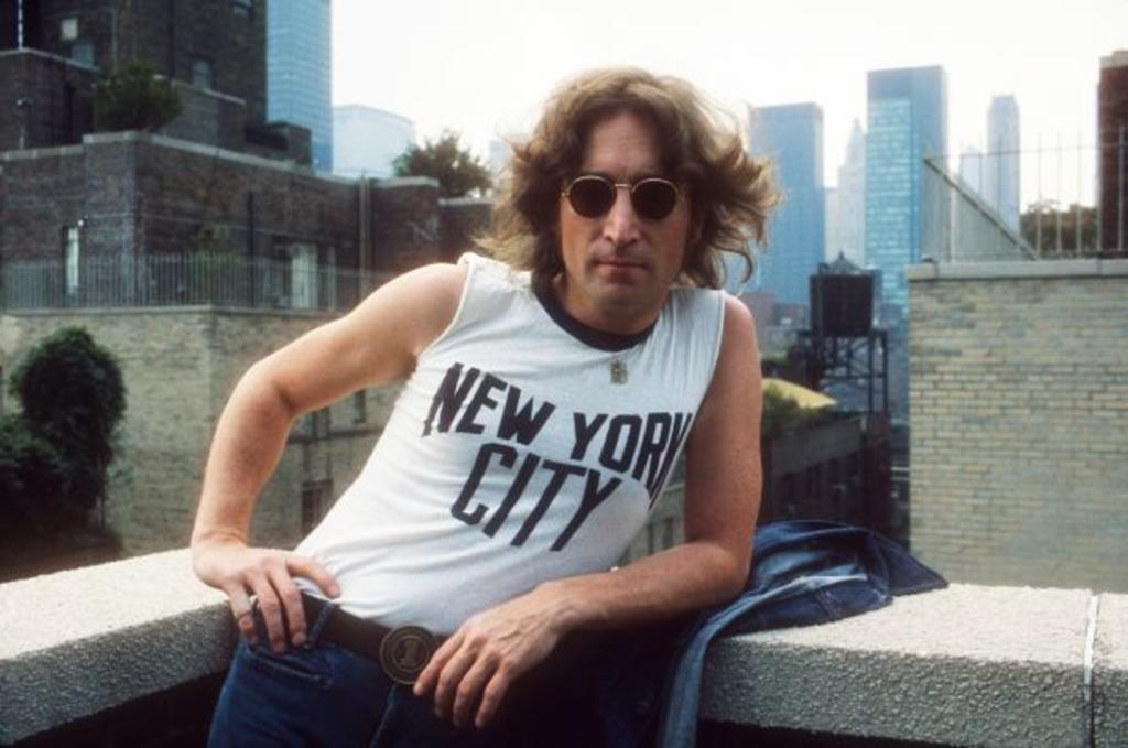 En 1971, John Lennon se mudó a Nueva York para tratar de dejar atrás una vida en la que era el constante centro de atención y en la que la prensa observaba cada uno de sus movimientos. Sus nueve años de residencia en la metrópolis, donde formó una familia y dio rienda suelta a su creatividad, le llevaron a enamorarse de una ciudad que sin embargo le vio morir asesinado hace 40 años.  (ESPECIAL)        