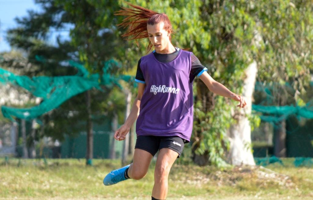La argentina Mara Gómez disputó este lunes su primer partido oficial con el equipo Villa San Carlos y se convirtió así en la primera futbolista del país austral que juega un encuentro en la Primera División femenina. (ESPECIAL)