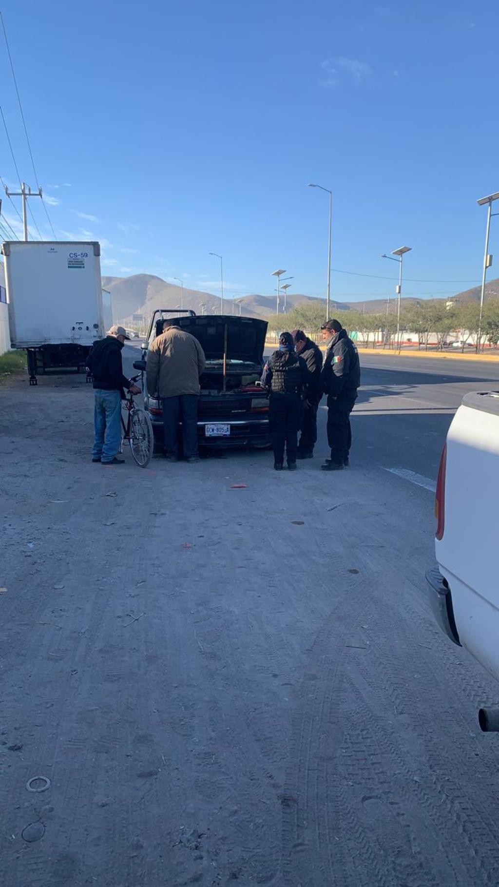 Personal de Protección Civil y Bomberos de Gómez Palacio se movilizó hasta los límites con Lerdo luego de que se reportara el incendio de una camioneta.