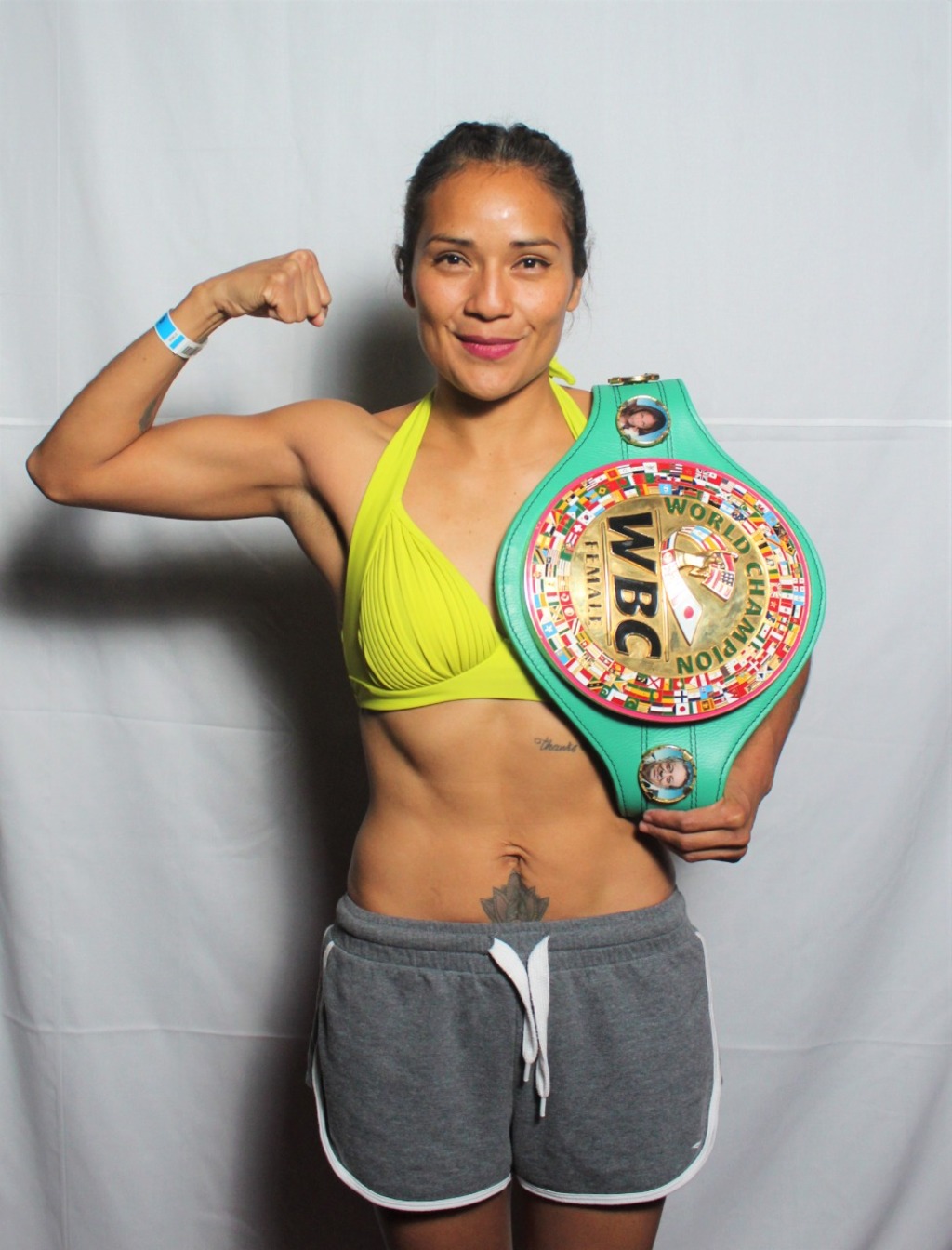 Ya con los kilos y gramos reglamentarios, la campeona aprobó el prepesaje exigido por el WBC.(Cancún Boxing)