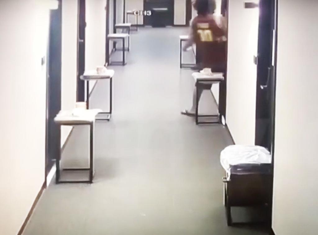 Salió de la habitación de su hotel para dejar algo en la puerta de enfrente. (INTERNET)