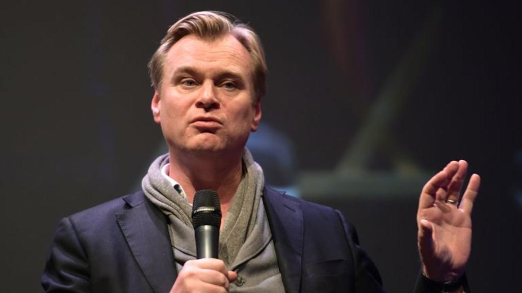 El director Christopher Nolan acusó el lunes al estudio Warner Bros. de no respetar la voluntad de cineastas, productores y otros creativos al tomar la decisión de estrenar todas las películas de 2021 directamente por su nueva plataforma de 'streaming' a causa de la pandemia. (ESPECIAL) 