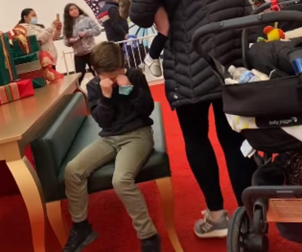 El niño luego recibió una pistola de juguete por parte del centro comercial (CAPTURA)