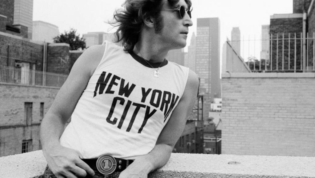 El asesinato de John Lennon a las puertas de su residencia en Nueva York hace cuatro décadas es algo que los ciudadanos de la Gran Manzana no pueden olvidar, y lo han demostrado este martes cientos de ellos acudiendo a cantar y bailar alrededor del mosaico de 'Imagine' de Central Park con el que se rinde honor al músico. (Especial) 