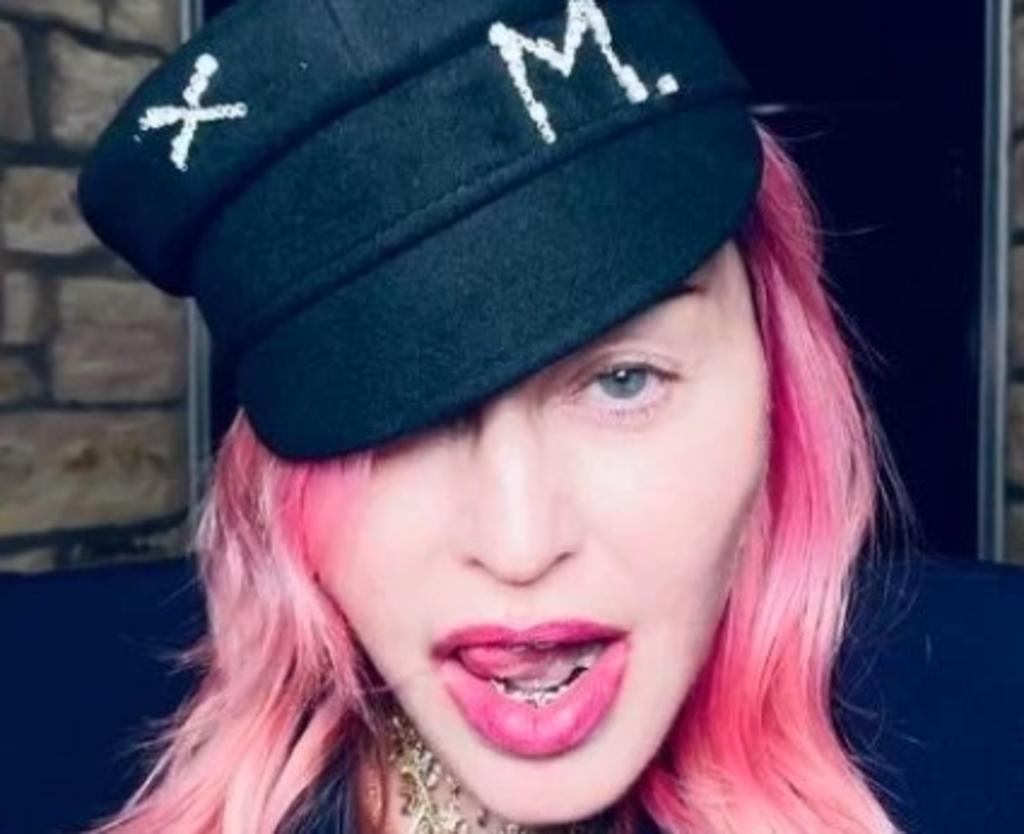 Madonna disfruta al máximo sus 62 años, no sólo porque se ha pintado el cabello de rosa, sino porque se hizo su primer tatuaje. (Especial) 