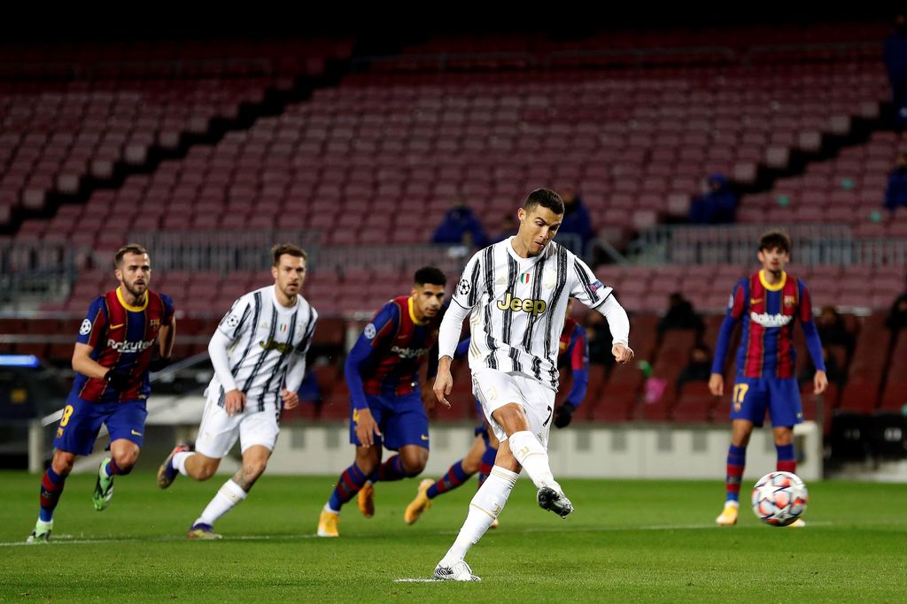 Cristiano anotó un par de penales, y la Juventus derrotó 3-0 al Barcelona. (EFE)