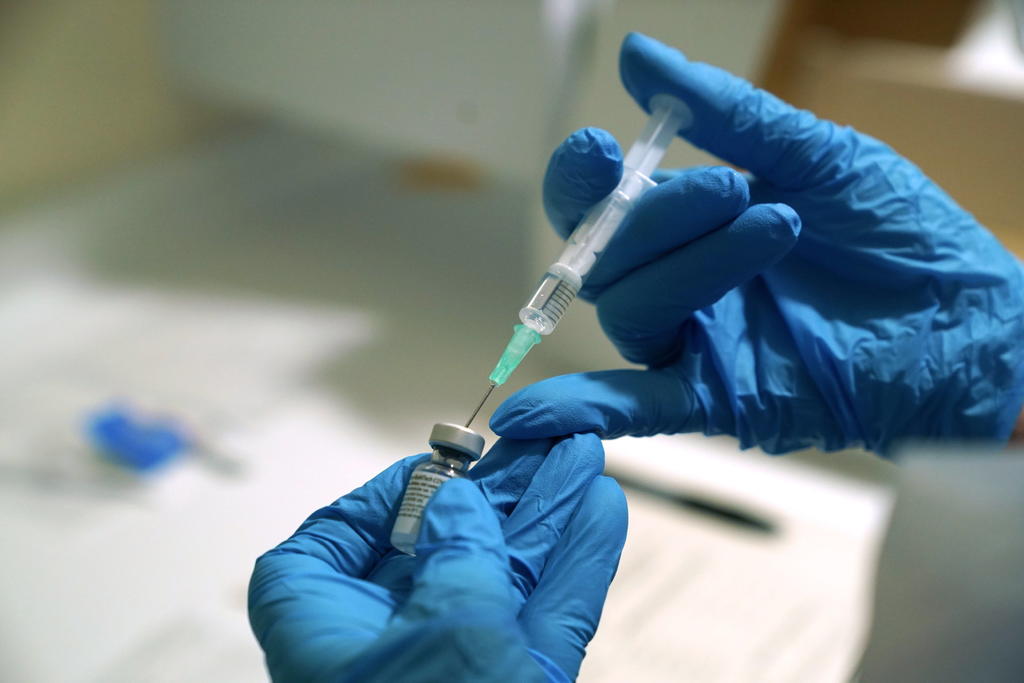 El Gobierno de Estados Unidos tiene intención de distribuir por todo el país 3 millones de las primeras dosis de la vacuna contra la COVID-19 de Pfizer, 48 horas después de su aprobación de emergencia, que podría llegar este jueves, anunció un responsable del Pentágono. (ARCHIVO) 
