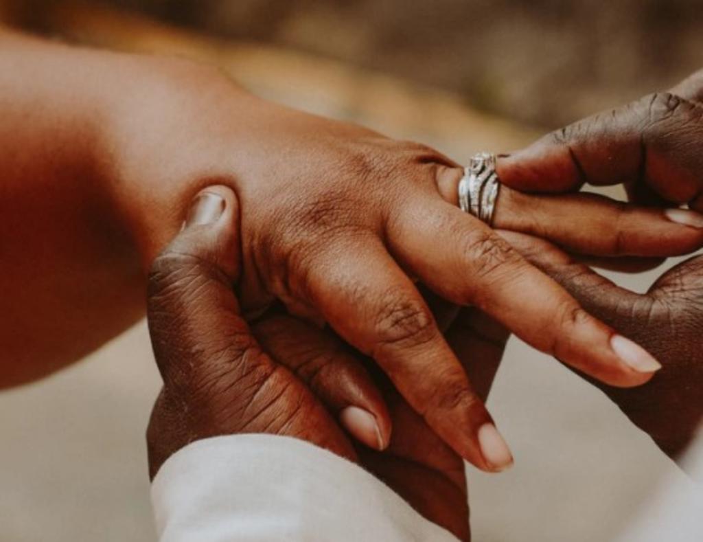 Ante lo que considera la falta de compromiso de su pareja, una mujer en Zambia decidió tomar medidas drásticas: demandó a su novio por no casarse con ella a pesar de tener ocho años de noviazgo y un hijo en común.