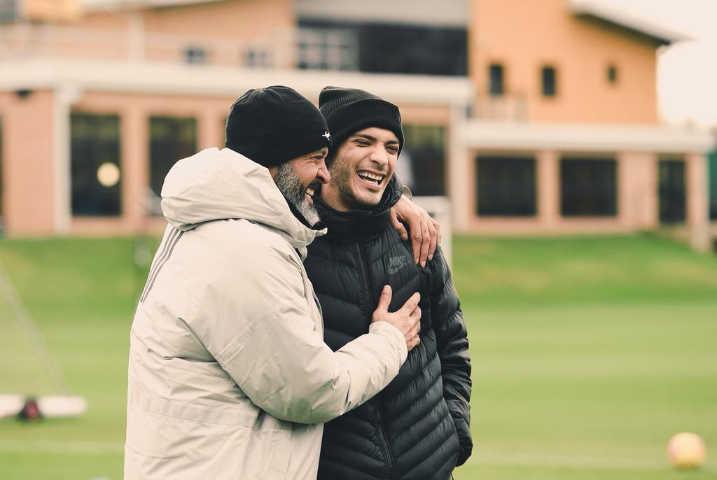 reapareció observando la práctica de los Wolves junto al entrenador del equipo, Nuno Espírito Santo. (ESPECIAL)