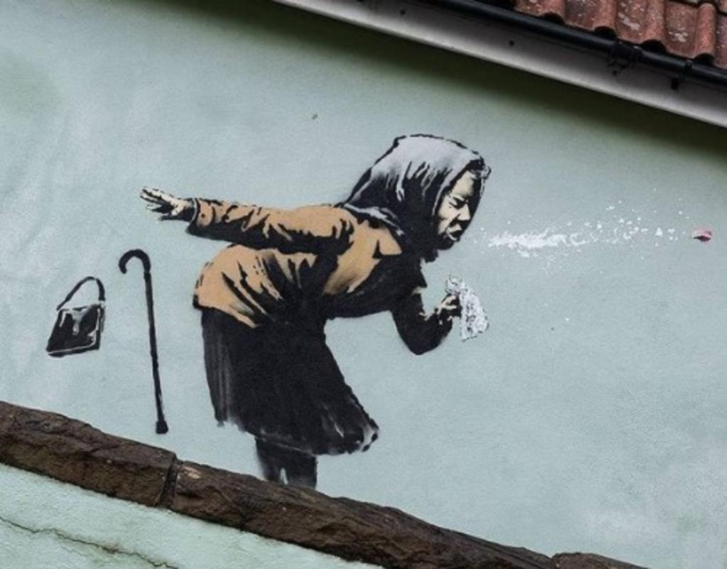 Este jueves el artista callejero Banksy publicó en su cuenta de Instagram su más reciente creación. Se trata de la pintura de una mujer anciana estornudando con gran fuerza. (Especial)