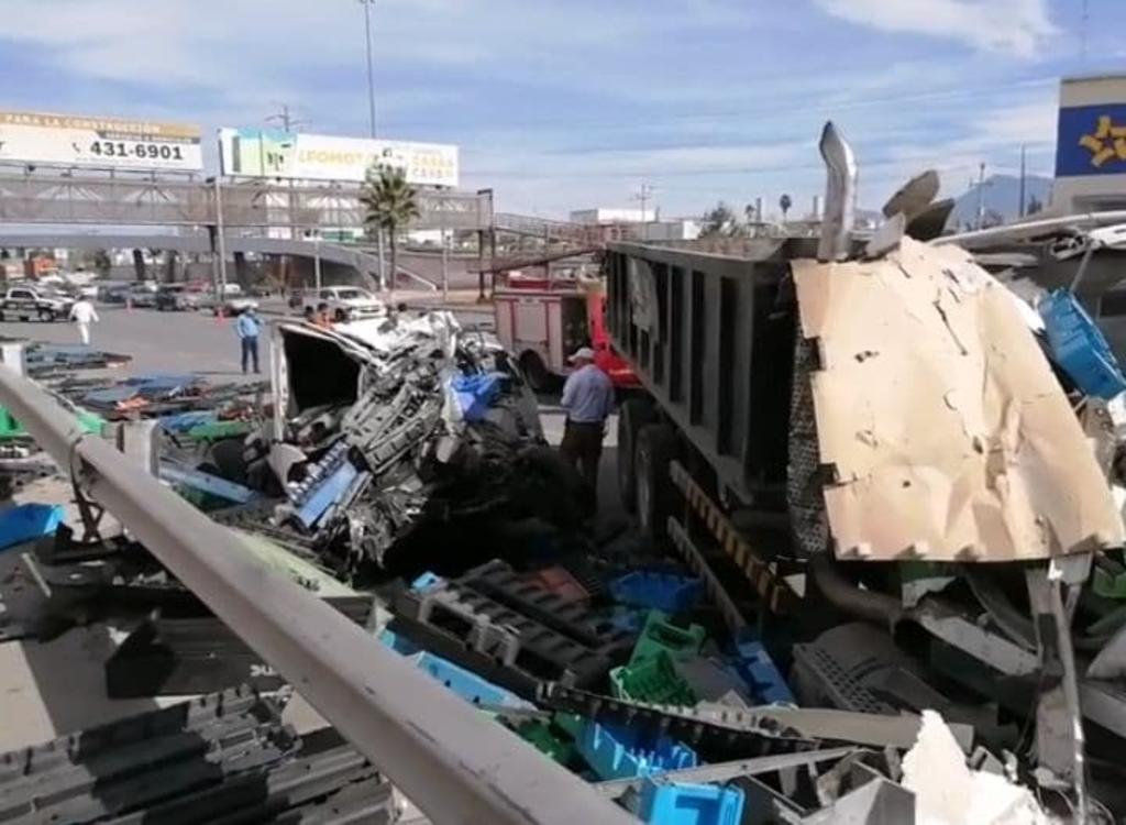 Un joven de 26 años de edad perdió la vida, luego de que una unidad de carga de 12 toneladas, se impactará de frente contra el tráiler de plataforma donde viajaba, por lo que quedó prensado al interior del vehículo donde se trasladaba en la carretera Saltillo-Monterrey. (EL SIGLO DE TORREÓN)