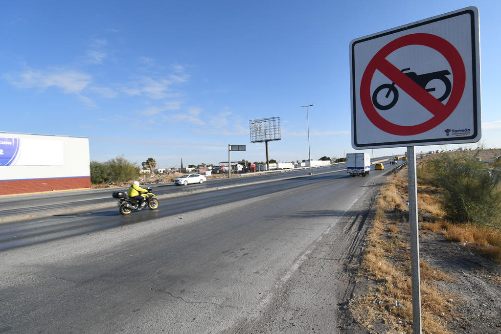 Fue durante noviembre pasado cuando las autoridades municipales anunciaron la intención de sancionar a los motociclistas que insistan en circular por los carriles centrales del periférico en Torreón. (ARCHIVO)