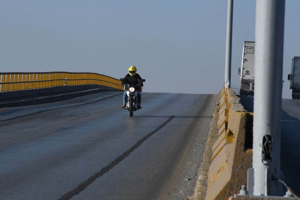 En noviembre se anunció la intención de sancionar a los motociclistas que circulaban por los carriles centrales del periférico.