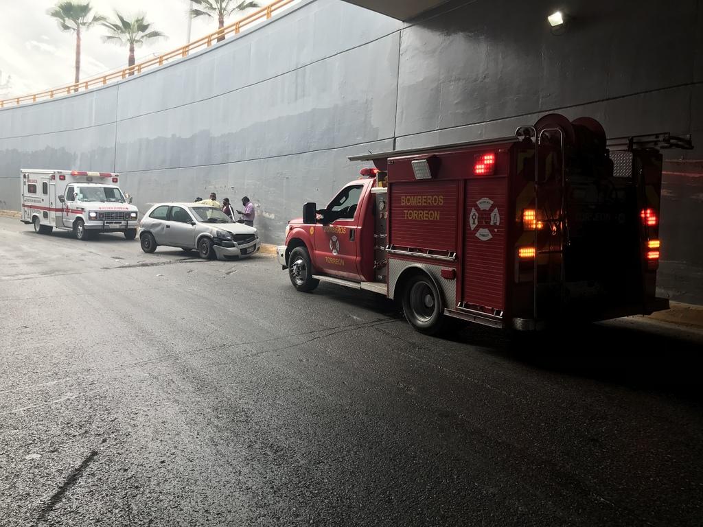 Paramédicos de la Cruz Roja arribaron al lugar para atender a la conductora, que solo presentó golpes leves.