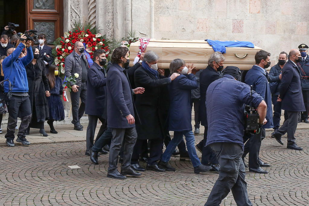 Los excompañeros de Paolo Rossi llevaron su féretro el sábado en el funeral del héroe de Italia en la Copa del Mundo de 1982, que falleció el miércoles a los 64 años. (EFE)