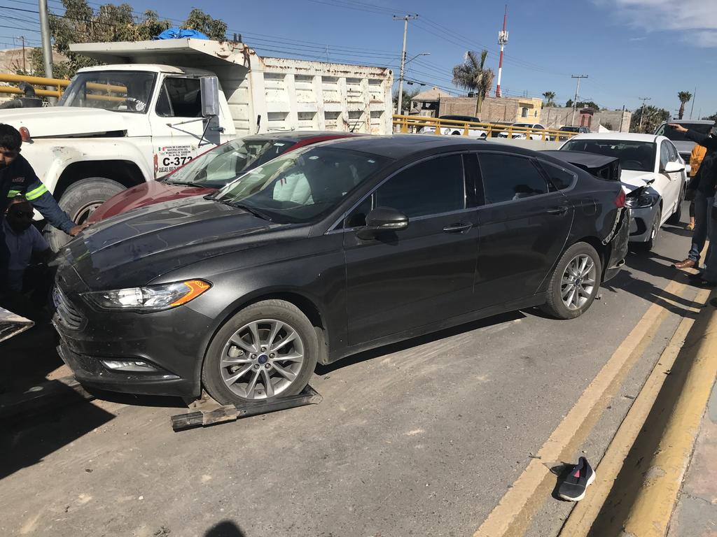 Se registra en Torreón carambola de ocho vehículos en desnivel del puente Villa Florida