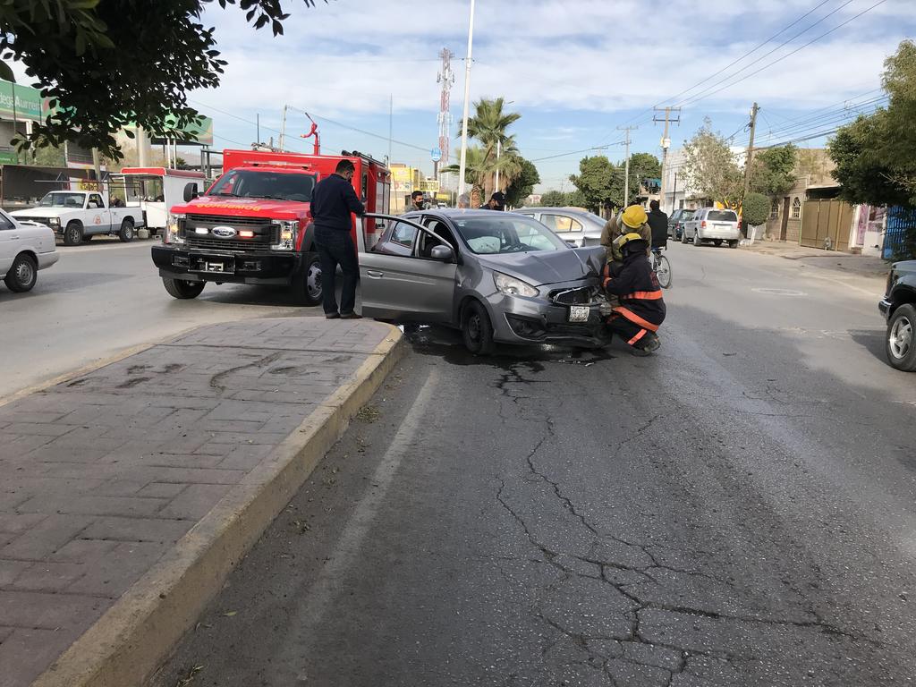 Solo daños materiales fue el saldo de un accidente vial que se registró la mañana de este sábado en la colonia Eduardo Guerra de la ciudad de Torreón. (EL SIGLO DE TORREÓN)
