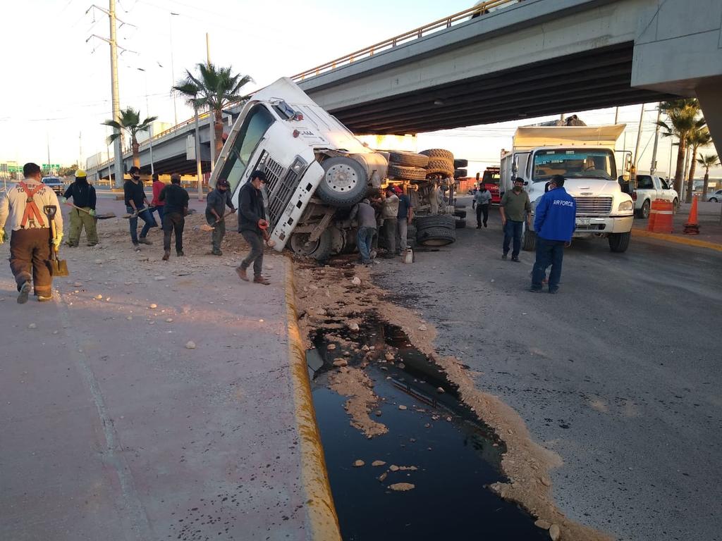 La tarde de este sábado se registró la volcadura de un tráiler cargado con varias toneladas de tierra al oriente de la ciudad de Torreón, el chofer resultó con golpes leves. (EL SIGLO DE TORREÓN)