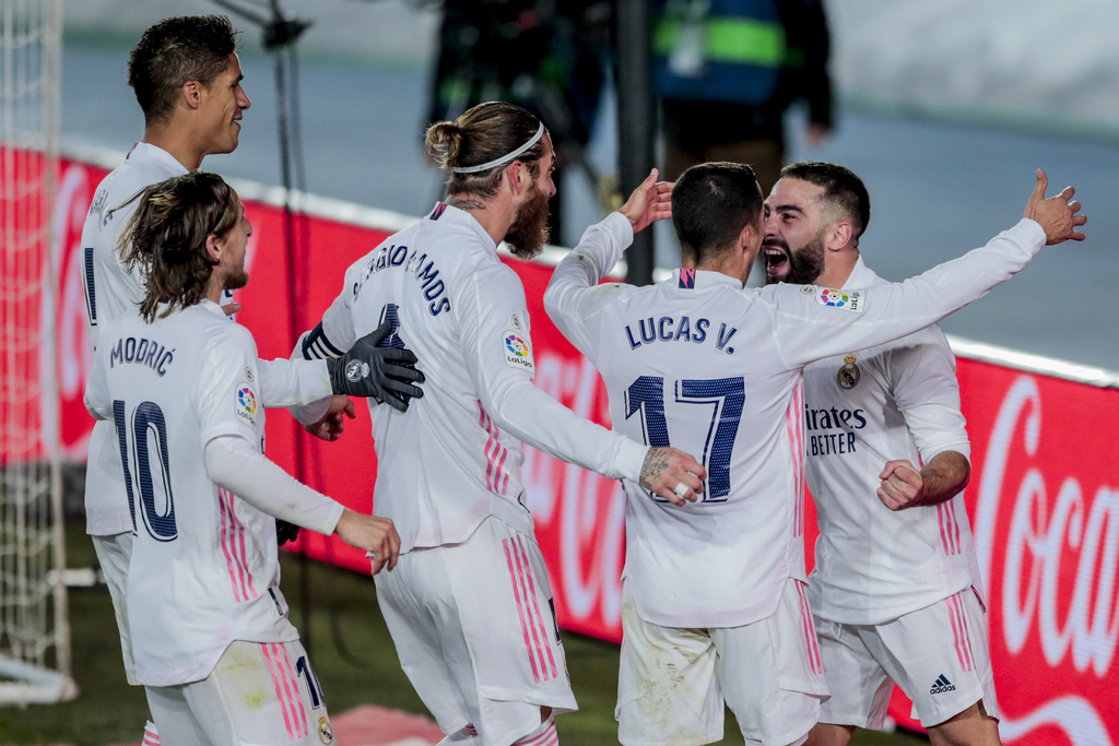 Jugadores del Real Madrid celebran el segundo tanto del juego, en la victoria 2-0 sobre el Atlético.
