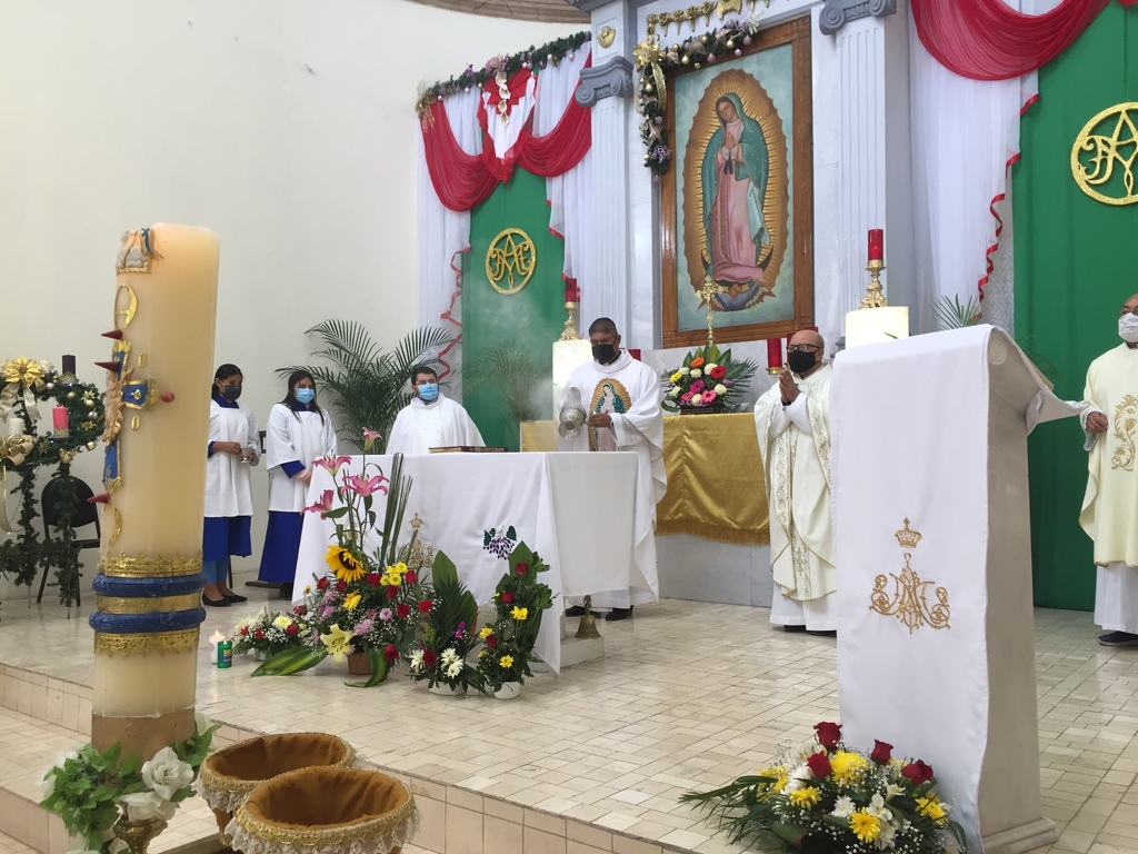 El párroco Martín Lugo ofició la misa en honor a la Virgen de Guadalupe, acompañado de sacerdotes de la Diócesis de Gómez Palacio. Se cumplieron con protocolos para evitar contagios. (GUADALUPE MIRANDA)
