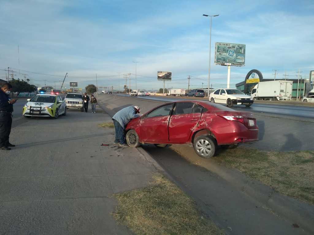 El automóvil siniestrado es un Toyota Yaris, modelo 2017, color guinda, con placas de circulación del estado de Durango. (EL SIGLO DE TORREÓN)