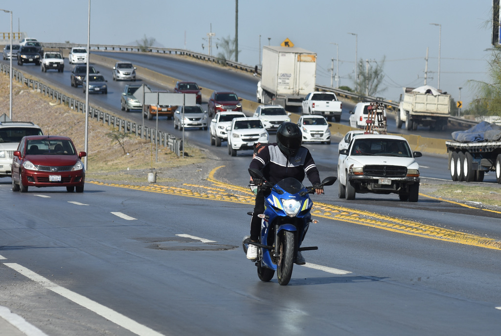 El presidente del Consejo de Vialidad de Torreón, Pedro García Aranda, llamó a los motociclistas a promover en su gremio que se tengan los documentos necesarios para circular de forma regular. (JESÚS GALINDO)