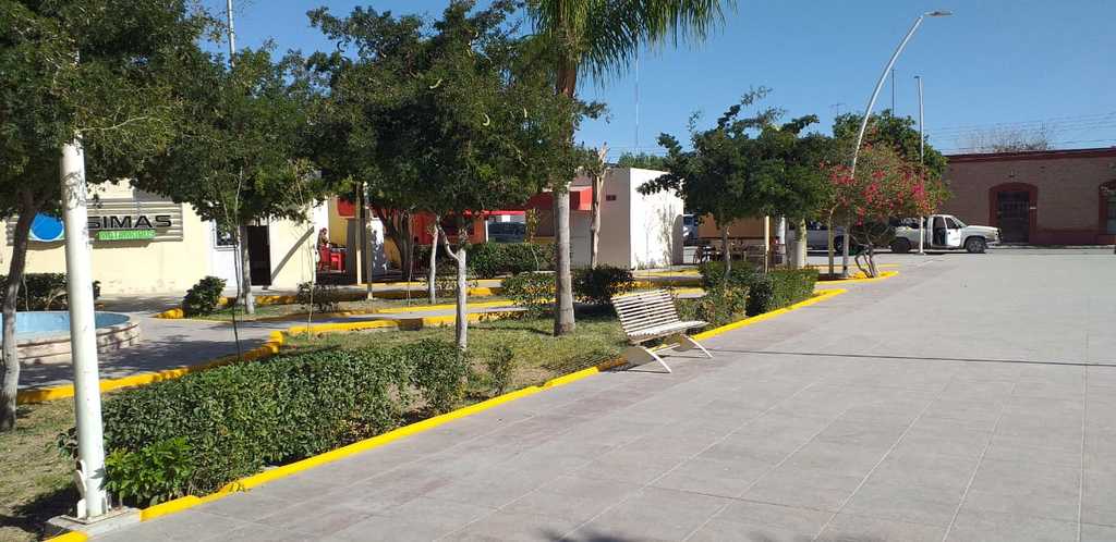 Cuadrillas de Obras Públicas trabajaron en el mejoramiento de la imagen de la Plaza Principal de Matamoros. (EL SIGLO DE TORREÓN) 