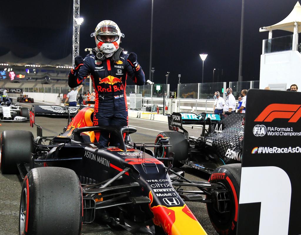 El holandés Max Verstappen (Red Bull) ganó el Gran Premio de Abu Dabi, el último del Mundial de Fórmula Uno, que se cerró con el ya conocido séptimo título del inglés Lewis Hamilton (Mercedes), tercero este domingo en el circuito de Yas Marina. (EFE)