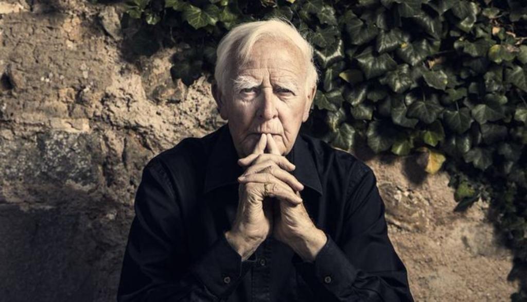 El legendario escritor británico John Le Carré, que se inspiró en sus propias vivencias como espía para crear algunas de las mejores obras de intriga de la literatura en el siglo XX (ESPECIAL) 